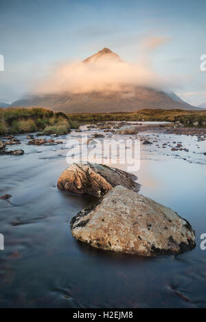 Wolke gehüllt Buachaille Etive Mor und der Fluß Etive im Morgengrauen, Glen Coe, Schottisches Hochland, Schottland Stockfoto