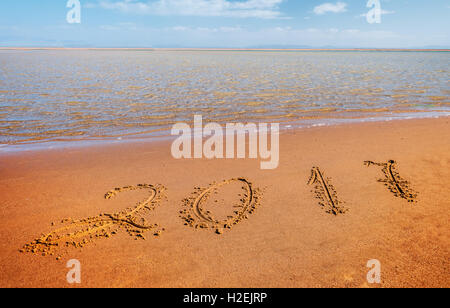 Neujahr 2017 Ziffern auf Ozean Strandsand Stockfoto