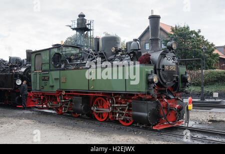 WERNINGERODE, HARZ, Deutschland, SEPTEMBER 21,2016: unbekannter Mann beschäftigt mit alten Dampfeisenbahn in Wernigerode auf MB-Service Stockfoto