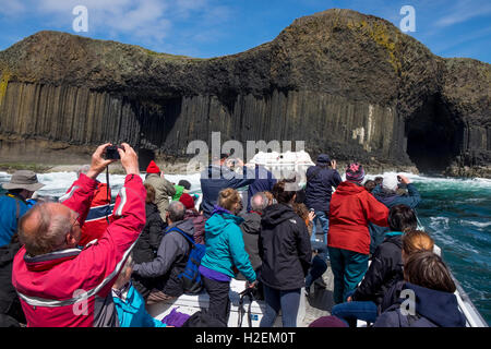 Fähre bringt Besucher Fingal's Cave auf der Insel Staffa, Inneren Hebriden, Schottland, Vereinigtes Königreich Stockfoto