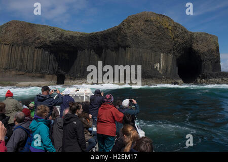 Fähre bringt Besucher Fingal's Cave auf der Insel Staffa, Inneren Hebriden, Schottland, Vereinigtes Königreich Stockfoto