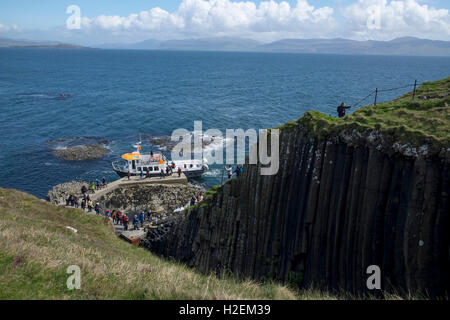 Fähre bringt Besucher Fingal's Cave auf der Insel Staffa, Inneren Hebriden, Schottland, Vereinigtes Königreich Stockfoto