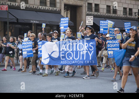 Actors Equity Association Mitglieder marschieren in den Labor Day Parade auf der 5th Avenue in New York City. Stockfoto