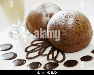 zwei frisch gebackenen Brownie-Art Biskuit Stockfoto