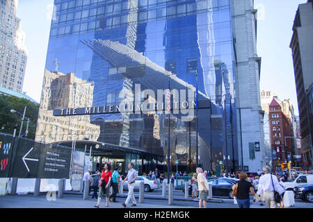 Reflexionen des neuen World Trade Center in der Flass Fassade des Millenium Hilton Hotels in lower Manhattan. Stockfoto