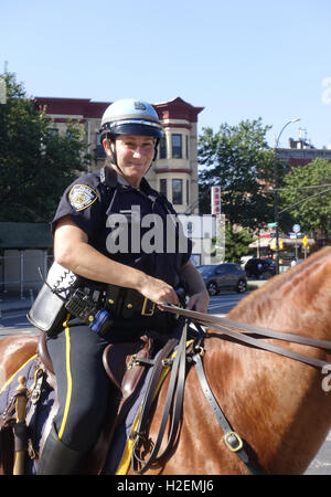 NYPD Polizistin auf dem Pferderücken patrouillieren Prospect Park in Brooklyn, New York. Stockfoto