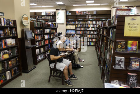 In einem Barnes & Noble Buchladen in Park Slope, Brooklyn, New York, können sich die Leute auf Stühlen entspannen und Bücher lesen Stockfoto