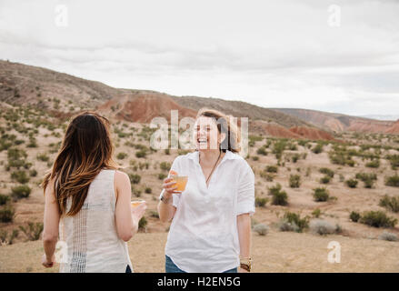 Zwei Frauen stehen in einer Wüstenlandschaft. Stockfoto