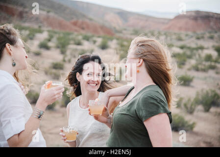 Drei Frauen stehen in einer Wüstenlandschaft. Stockfoto