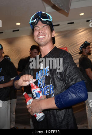 Los Angeles, Kalifornien, USA. 25. September 2016. Kenta Maeda (Schwindler) MLB: Kenta Maeda der Los Angeles Dodgers feiert ihren vierten National League West Titel mit Bier nach dem Gewinn der Major League Baseball Spiel gegen die Colorado Rockies im Dodger Stadium in Los Angeles, Kalifornien, USA. © AFLO/Alamy Live-Nachrichten Stockfoto