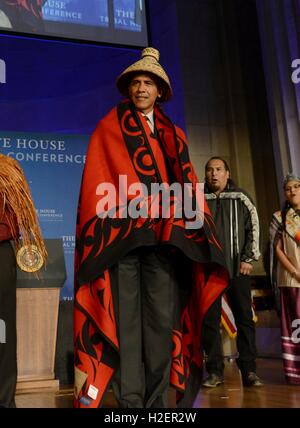 Washington DC, USA. 26. September 2016. US-Präsident Barack Obama trägt einen zeremoniellen Decke und Hut während der White House Stammes-Nationen Konferenz am Mellon Auditorium 26. September 2016 in Washington, DC. Bildnachweis: Planetpix/Alamy Live-Nachrichten Stockfoto