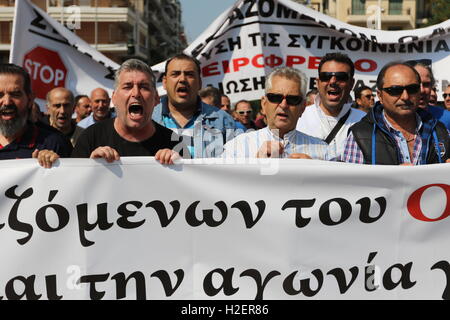 Thessaloniki, Griechenland. 27. September 2016.  Thessaloniki Bus Streik seinen 11. Tag eingeben.  Bus-Arbeiter marschieren in den griechischen Hafen von Thessaloniki.  Thessaloniki Bus Arbeiter ging aus ihren Job für den 11. Tag in Folge am Dienstag drei Monate unbezahlte Löhne zu fordern. Eine Finanzierung Streit zwischen der Regierung und den lokalen Transport Operator linken Thessaloniki, zweitgrößte Stadt Griechenlands, ohne lokale Busverbindungen. Bildnachweis: Orhan Zolak / Alamy Live News. Stockfoto