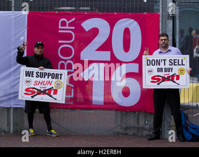 Liverpool, Merseyside, England. 27. September 2016. Kaufen Sie nicht die Sonne Zeitung Aktivisten Lobby Delegierten. 27 Jahre nach der Hillsborough weiter Katastrophe wie die Kampagne, die Zeitung the Sun in der Stadt von Liverpool zu ächten.   Eine lokale Lobby-Gruppe wurden erzürnt, dass Kopien der Zeitung Weg innerhalb der Conference Hall erhielten. Bildnachweis: MediaWorldImages/Alamy Live-Nachrichten Stockfoto