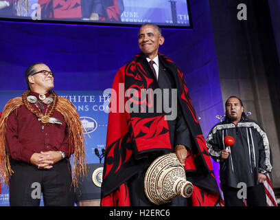 Washington, District Of Columbia, USA. 26. September 2016. US Präsident Barack Obama erhält eine traditionelle Decke und Hut während der 2016 White House Stammes-Nationen Konferenz auf der Andrew W. Mellon Auditorium, 26. September 2016, Washington, DC. Die Konferenz bietet Gelegenheit, direkt mit der Bundesregierung Funktionäre und Mitglieder des weißen Hauses Rates für indianische Angelegenheiten interagieren Stammesführer. Bildnachweis: Aude Guerrucci/Pool über CNP Credit: Aude Guerrucci/CNP/ZUMA Draht/Alamy Live-Nachrichten Stockfoto