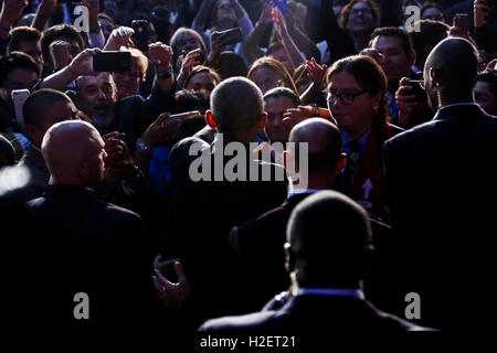 Washington DC, USA. 26. September 2016. US-Präsident Barack Obama begrüßt Gäste nach anlässlich der 2016 White House Stammes-Nationen Konferenz auf der Andrew W. Mellon Auditorium, 26. September 2016, Washington, DC.   Die Konferenz bietet Gelegenheit, direkt mit der Bundesregierung Funktionäre und Mitglieder des weißen Hauses Rates für indianische Angelegenheiten interagieren Stammesführer.  Bildnachweis: Aude Guerrucci / Pool über CNP /MediaPunch © MediaPunch Inc/Alamy Live-Nachrichten Stockfoto
