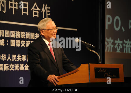 Tokio, Japan. 27. Sep, 2016. Tang Jiaxuan, Präsident der China-Japan Freundschaft verband und ehemaliger Staatsrat, spricht während des 12. Beijing-Tokyo-Forums in Tokio, Japan, 27. September 2016. Das 12. Forum in Beijing-Tokio startete Dienstag in Tokio, mit über 600 Experten, ehemalige Beamte und Vertreter des Privatsektors aus China und Japan über wichtige Fragen, die die bilateraler Beziehungen in dem Bemühen zur Verbesserung der Beziehungen und Unterschiede zu überbrücken. © Hua Yi/Xinhua/Alamy Live-Nachrichten Stockfoto