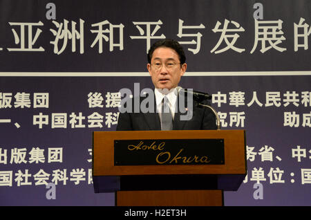 Tokio, Japan. 27. Sep, 2016. Japanischen Außenminister Fumio Kishida spricht während des 12. Beijing-Tokyo-Forums in Tokio, Japan, 27. September 2016. Das 12. Forum in Beijing-Tokio startete Dienstag in Tokio, mit über 600 Experten, ehemalige Beamte und Vertreter des Privatsektors aus China und Japan über wichtige Fragen, die die bilateraler Beziehungen in dem Bemühen zur Verbesserung der Beziehungen und Unterschiede zu überbrücken. © Hua Yi/Xinhua/Alamy Live-Nachrichten Stockfoto