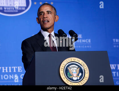 US-Präsident Barack Obama spricht bei der 2016 White House Stammes-Nationen Konferenz auf der Andrew W. Mellon Auditorium, 26. September 2016, Washington, DC. Die Konferenz bietet Gelegenheit, direkt mit der Bundesregierung Funktionäre und Mitglieder des weißen Hauses Rates für indianische Angelegenheiten interagieren Stammesführer. Bildnachweis: Aude Guerrucci/Pool über CNP - kein Draht-Dienst- Stockfoto