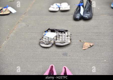 Whitehall, London, UK. 27. September 2016. Leere Schuhe repräsentieren die fehlenden Karriere und lebt von betroffenen von mir Stockfoto