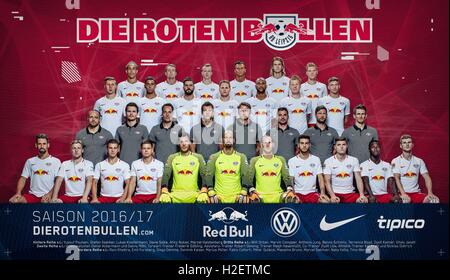 HANDOUT/Fotomontage - Fototermin RB Leipzig (letzte Reihe L-R) Yussuf Poulsen, Stefan Ilasanker, Lukas Klostermann, Davie Selke, Atinc Nukan und Marcel Halstenberg; (3. Reihe L-R) Willi Orban, Marvin Compper, Anthony Jung, Benno Schmitz, Terrence Boyd, Zsolt Kalmar und Vitaly Janelt; (2. Reihe L-R) Video-Assistent Daniel Ackermann und Danny Roehl, Torwarttrainer Frederik Goessling, Assistent Trainer Robert Deising, Trainer Trainer Ralph Hasenhüttl, Co-Trainer Zsolt Löw Leichtathletik Kai Kraft und Nicklas Dietrich; (Vorderreihe L-R) Rani Khedira, Emil Forsberg, Diego Demme, Dominik Kaiser, Marius Muelle Stockfoto