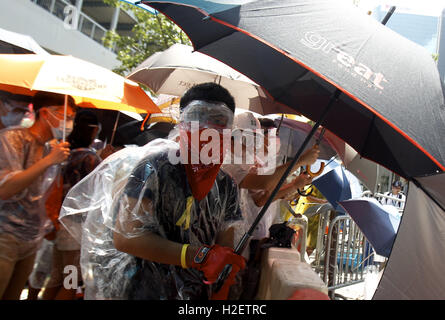 28. September 2014 - halten Demonstranten Regenschirme später zum Symbol des [Regenschirm-Revolution] außerhalb Hong Kong Regierungssitz in der Admiralität Central Vorbereitung auf mögliche Konfrontation mit der Polizei. Morgen jährt sich Sept 28 2. besetzen Central-Regenschirm-Revolution. (Foto) 27. September 2016. Hong Kong. Liau Chung Ren/ZUMA Liau Chung © Ren/ZUMA Draht/Alamy Live News Stockfoto