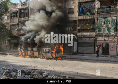 25. September 2016 - Aleppo, Syrien - syrische Jets haben der belagerten Stadt Aleppo mit Streubomben, mehrere Todesfälle verursachen angegriffen und verletzt und viel brennen. (Kredit-Bild: © Basem Ayoubi/ImagesLive über ZUMA Draht) Stockfoto