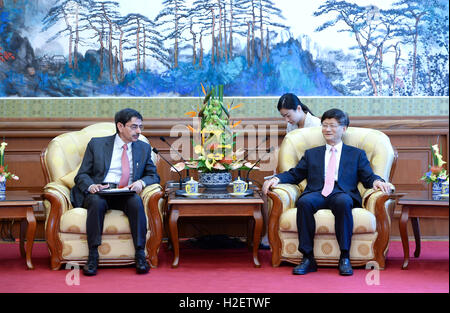Peking, China. 27. Sep, 2016. Meng Jianzhu (R), Leiter der Kommission für politische und rechtliche Angelegenheiten des Zentralkomitees der kommunistischen Partei von China (CPC), trifft sich mit einer indischen Delegation unter der Leitung von R.N Ravi, Vorsitzender des Joint Intelligence Committee of India, in Peking, Hauptstadt von China, 27. September 2016. © Zhang Ling/Xinhua/Alamy Live-Nachrichten Stockfoto
