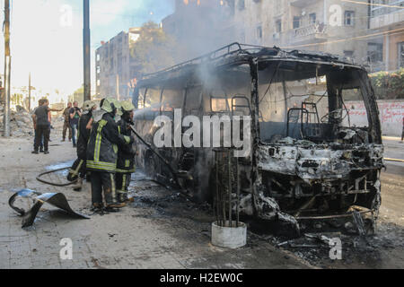 25. September 2016 - Aleppo, Syrien - syrische Jets haben der belagerten Stadt Aleppo mit Streubomben, mehrere Todesfälle verursachen angegriffen und verletzt und viel brennen. (Kredit-Bild: © Basem Ayoubi/ImagesLive über ZUMA Draht) Stockfoto