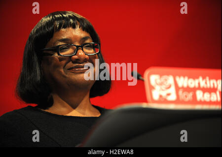 Liverpool, England. 27. September 2016.  Diane Abbott, Schatten Gesundheitsminister hält eine Rede auf der NHS während am Vormittag des dritten Tages der Labour Party Jahreskonferenz im ACC Conference Centre. Diese Konferenz folgt Jeremy CorbynÕs Wiederwahl als labour-Parteiführer nach neun Wochen der Kampagne gegen die anderen Kandidaten, Owen Smith. Bildnachweis: Kevin Hayes/Alamy Live-Nachrichten Stockfoto