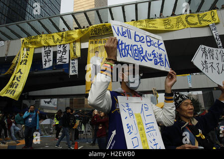 Hong Kong, China. 11. Dezember 2014. Ein Mann-Raise ein Plakat sagt kehren wir, am Tag tragen Demonstranten besetzten Zone klar-Out in der Admiralität Central, Hong Kong Island. Morgen jährt sich am 28 September, 2. [besetzen Central-Regenschirm-Revolution]. 27. September 2016. Hong Kong. (Foto) Liau Chung Ren/ZUMA Liau Chung © Ren/ZUMA Draht/Alamy Live News Stockfoto