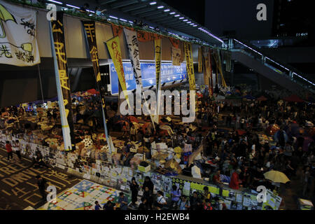 Nächtliche Szene in der besetzten Zone in der Admiralität Central, Hong Kong Island. Tausende von Demonstranten verbrachte die Nacht in der besetzten Zone während Occupy Central. 21. November 2014. Morgen jährt sich am 28 September, 2. [besetzen Central-Regenschirm-Revolution]. 27. September 2016.Hong Kong. (Foto) Liau Chung Ren/ZUMA Liau Chung © Ren/ZUMA Draht/Alamy Live News Stockfoto