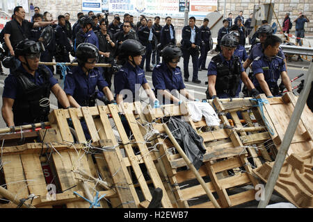 Bereitschaftspolizei versuchen, Barrikaden links von Occupy Central Besatzern an Admiralität, Central zu entfernen. 11. Dezember 2014. Morgen jährt sich am 28 September, 2. [besetzen Central-Regenschirm-Revolution]. 27. September 2016. Hong Kong. (Foto) Liau Chung Ren/ZUMA Liau Chung © Ren/ZUMA Draht/Alamy Live News Stockfoto