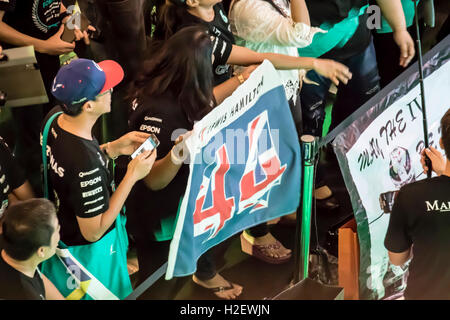 Kuala Lumpur, Malaysia. 27. September 2016. Treffen Sie sich die Fans Sitzung von Mercedes F1-Piloten Lewis Hamilton und Nico Rosberg im Petronas KLCC Shopping Mall. Bildnachweis: Danny Chan/Alamy Live-Nachrichten. Stockfoto