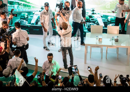 Kuala Lumpur, Malaysia. 27. September 2016. Treffen Sie sich die Fans Sitzung von Mercedes F1-Piloten Lewis Hamilton und Nico Rosberg im Petronas KLCC Shopping Mall. Bildnachweis: Danny Chan/Alamy Live-Nachrichten. Stockfoto