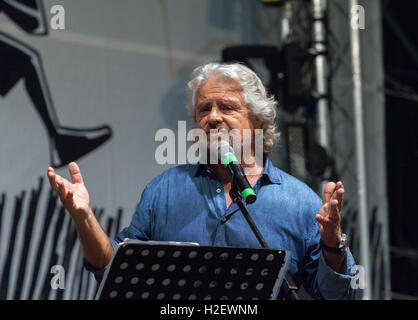 Beppe Grillo spricht während einer öffentlichen Kundgebung für das M5S nationale Treffen am 24. September 2016 in Palermo, Italien. Stockfoto