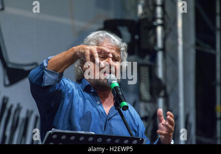 Beppe Grillo spricht während einer öffentlichen Kundgebung für das M5S nationale Treffen am 24. September 2016 in Palermo, Italien. Stockfoto