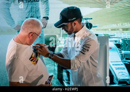 Kuala Lumpur, Malaysia. 27. September 2016. Treffen Sie sich die Fans Sitzung von Mercedes F1-Piloten Lewis Hamilton und Nico Rosberg im Petronas KLCC Shopping Mall. Bildnachweis: Danny Chan/Alamy Live-Nachrichten. Stockfoto