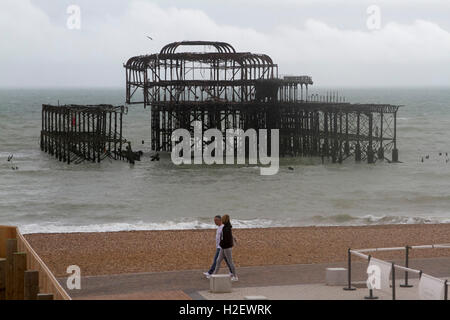 Brighton, UK. 27. September 2016. Die Menschen gehen im Brighton Strand an einem stürmischen bewölkten Tag Credit: Amer Ghazzal/Alamy Live-Nachrichten Stockfoto