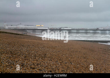 Brighton, UK. 27. September 2016. Die Menschen gehen im Brighton Strand an einem stürmischen bewölkten Tag Credit: Amer Ghazzal/Alamy Live-Nachrichten Stockfoto