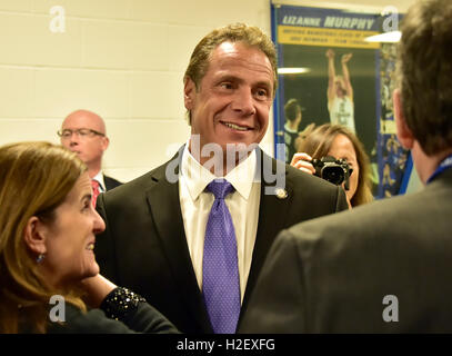 Hempstead, New York, USA. 26. September 2016. Gouverneur Andrew Cuomo (Demokrat aus New York) kommt vor der Debatte zwischen den ehemaligen US-Außenministerin Hillary Clinton, der Demokratischen Partei Kandidat für das Präsidentenamt der USA und der Geschäftsmann Trump, der Kandidat der Republikanischen Partei zum Präsidenten der USA, Aat Hofstra University in Hempstead, New York am Montag, 26. September, 2016.Credit: Ron Sachs/CNP. Bildnachweis: Ron Sachs/CNP/ZUMA Draht/Alamy Live-Nachrichten Stockfoto