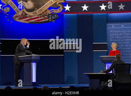 Hempstead, New York, USA. 26. September 2016. Ehemalige USA Außenministerin Hillary Clinton, der Demokratischen Partei Kandidat für das Präsidentenamt der USA und der Geschäftsmann Trump, der Republikanischen Partei Kandidat für das Präsidentenamt der Vereinigten Staaten, erscheinen in der ersten von drei Präsidentschaftswahlen allgemeine Debatten an der Hofstra University in Hempstead, New York am Montag, 26. September, 2016.Credit: Ron Sachs/CNP. Bildnachweis: Ron Sachs/CNP/ZUMA Draht/Alamy Live-Nachrichten Stockfoto