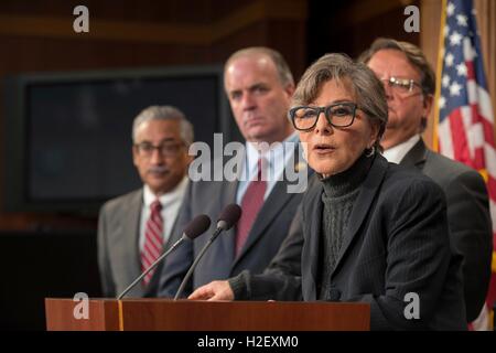 Washington DC, USA. 27. September 2016. US-Senator Barbara Boxer von Kalifornien verbindet Kolleginnen und Demokraten, Republikaner, Beihilfe für den Feuerstein fordert Wasser Krise in der Regierung Finanzierung Auflösung bei einer Pressekonferenz auf dem Capitol Hill 27. September 2016 in Washington, DC. Bildnachweis: Planetpix/Alamy Live-Nachrichten Stockfoto