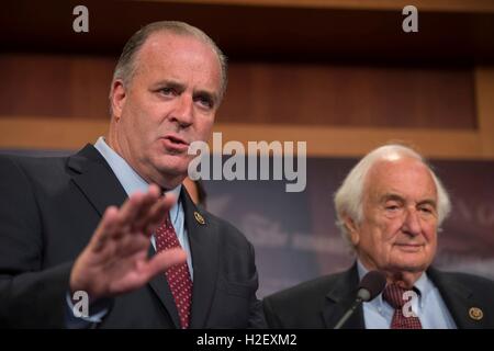 Washington DC, USA. 27. September 2016. US-Kongressabgeordnete Dan Kildee von Michigan spricht während einer Pressekonferenz fordert Republikaner, Beihilfen für die Flint-Wasser-Krise in die staatliche Förderung Auflösung auf dem Capitol Hill 27. September 2016 in Washington, DC aufzunehmen. Bildnachweis: Planetpix/Alamy Live-Nachrichten Stockfoto