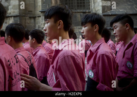 Barcelona, Katalonien, Spanien. 27. Sep, 2016. Mitglieder der chinesischen Colla Xiquets de Hangzhou gelten während des Empfangs, die ihnen das Auswärtige Amt der Regierung von Katalonien im gotischen Viertel von Barcelona angeboten hat. Xiquets de Hangzhou sind eine chinesische Gruppe von Castellers (in Katalanisch Menschen menschliche Türme zu bauen) der Stadt Deqing nördlich von Hangzhou, Ost-China. Bildnachweis: ZUMA Press, Inc./Alamy Live-Nachrichten Stockfoto