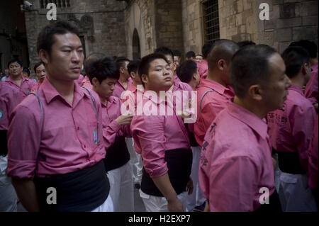 Barcelona, Katalonien, Spanien. 27. Sep, 2016. Mitglieder der chinesischen Colla Xiquets de Hangzhou gelten während des Empfangs, die ihnen das Auswärtige Amt der Regierung von Katalonien im gotischen Viertel von Barcelona angeboten hat. Xiquets de Hangzhou sind eine chinesische Gruppe von Castellers (in Katalanisch Menschen menschliche Türme zu bauen) der Stadt Deqing nördlich von Hangzhou, Ost-China. Bildnachweis: ZUMA Press, Inc./Alamy Live-Nachrichten Stockfoto