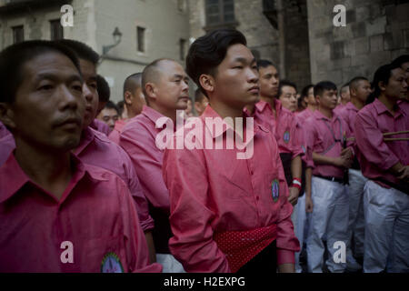 Barcelona, Katalonien, Spanien. 27. Sep, 2016. Mitglieder der chinesischen Colla Xiquets de Hangzhou gelten während des Empfangs, die ihnen das Auswärtige Amt der Regierung von Katalonien im gotischen Viertel von Barcelona angeboten hat. Xiquets de Hangzhou sind eine chinesische Gruppe von Castellers (in Katalanisch Menschen menschliche Türme zu bauen) der Stadt Deqing nördlich von Hangzhou, Ost-China. Bildnachweis: ZUMA Press, Inc./Alamy Live-Nachrichten Stockfoto