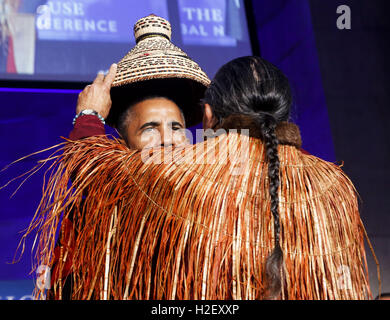 Washington, District Of Columbia, USA. 26. September 2016. US-Präsident BARACK OBAMA erhält eine traditionelle Decke und Hut während einer zudeckenden Zeremonie auf der 2016 White House Stammes-Nationen Konferenz auf der Andrew W. Mellon Auditorium.The Konferenz bietet Gelegenheit, direkt mit der Bundesregierung Funktionäre und Mitglieder des weißen Hauses Rates für indianische Angelegenheiten interagieren Stammesführer. © Aude Guerrucci/CNP/ZUMA Draht/Alamy Live-Nachrichten Stockfoto