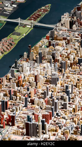 Queens, New York, USA. 27. Sep, 2016. Ein Teil des Panoramas von der Stadt New York, die auf langfristige Sicht im Queens Museum ist. Ursprünglich konzipiert und gebaut aus Holz, Kunststoff und Resopal für New Yorker Weltausstellung 1964, wurde die 9.335-Quadrat-Fuß-Modell wie die Skyline und die Architektur der fünf Boroughs von New York verändert haben in regelmäßigen Abständen aktualisiert. © Brian Cahn/ZUMA Draht/Alamy Live-Nachrichten Stockfoto