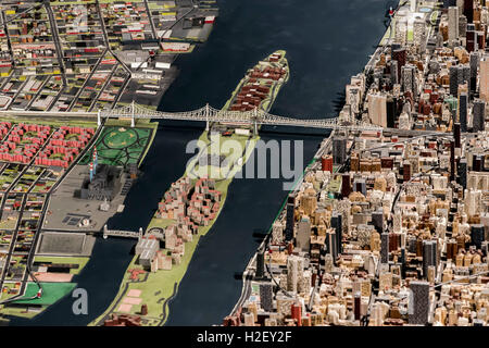 Queens, New York, USA. 27. Sep, 2016. Ein Teil des Panoramas von der Stadt New York, die auf langfristige Sicht im Queens Museum ist. Ursprünglich konzipiert und gebaut aus Holz, Kunststoff und Resopal für New Yorker Weltausstellung 1964, wurde die 9.335-Quadrat-Fuß-Modell wie die Skyline und die Architektur der fünf Boroughs von New York verändert haben in regelmäßigen Abständen aktualisiert. © Brian Cahn/ZUMA Draht/Alamy Live-Nachrichten Stockfoto