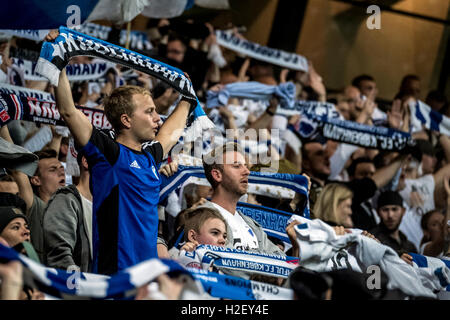 Kopenhagen, Dänemark. 27. September 2016. FC Kopenhagen-Fans unterstützen ihre lokalen Helden während der UEFA Champions League-Gruppe G Spiel zwischen FC Kopenhagen und FC Brügge bei Telia Parken. Bildnachweis: Kim M. Leland/Alamy Live-Nachrichten Stockfoto